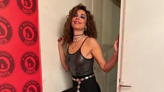 Με mini μαύρη φούστα και δικτυωτό καλσόν | Η Κατερίνα Παπουτσάκη έκανε την πιο rock glam εμφάνιση