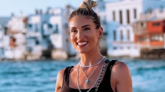 Η Αθηνά Οικονομάκου φωτογραφίζει τον Φίλιππο Μιχόπουλο και τον γιο τους, Μάξιμο στην παραλία στο πιο #familygoals στιγμιότυπο