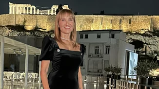 Η Μάρα Ζαχαρέα με κόκκινο καλσόν | Το στιλιστικό trick που θα σε κάνει να δείχνεις πιο ψηλή