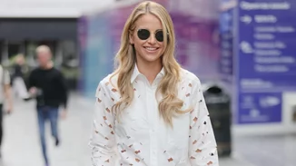 Λευκά φορέματα με ελληνική υπογραφή που θα αναβαθμίσουν το στιλ σου