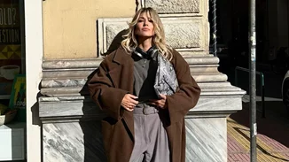 Βαρέθηκες το μαύρο παλτό; Η Βάσια Κωσταρά προτείνει το πανωφόρι που ταιριάζει με τα πάντα