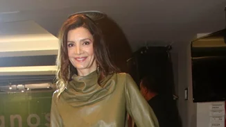 Κατερίνα Λέχου | Χαμογελαστή σε θεατρική πρεμιέρα - Το μίνι lingerie φόρεμά της