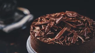 Συνταγή για πανεύκολη και ζουμερή σοκολατόπιτα χωρίς αυγά και βούτυρο