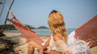 Τελικά, (πόσο) βλάπτει το θαλασσινό αλάτι τα μαλλιά; Όλα όσα πρέπει να γνωρίζεις