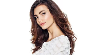 Είναι επίσημο | Αυτή είναι η ωραιότερη καστανή απόχρωση μαλλιών του φετινού καλοκαιριού