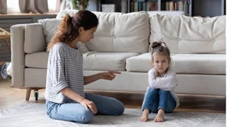 "Πόσες φορές στο έχω πει;" – Γιατί η φράση που λέμε συχνά στα παιδιά μας δεν διορθώνει τίποτα;