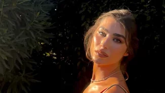 Χρύσα Μιχαλοπούλου | Σε παραλία της Βαρκελώνης με κομψό ολόσωμο μαγιό