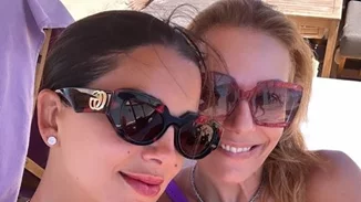 Τίνα Μεσσαροπούλου | Στην παραλία με μωβ μπικίνι και την κολλητή της, Σταματίνα Τσιμτσιλή