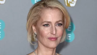 Gillian Anderson | "Δεν με ενδιαφέρει αν το στήθος μου φτάσει στον αφαλό μου"
