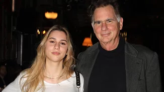 Η καλλονή Φαίδρα Παπανδρέου, εγγονή του Ανδρέα Παπανδρέου, με slip dress στην έκθεση της Μαρίνας Βερνίκου