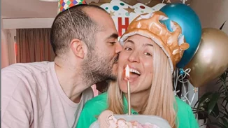 Μαρία Ηλιάκη | Φωτογραφίζει τον Στέλιο Μανουσάκη με τη νεογέννητη κόρη τους