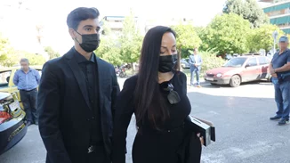 Κηδεία Τσοχατζόπουλου | Συντετριμμένη η Βίκυ Σταμάτη - Λίγοι συγγενείς και φίλοι στο τελευταίο αντίο