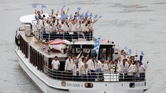 Ολυμπιακοί Αγώνες 2024 | Λαμπερή η ελληνική αποστολή διέσχισε πρώτη τον Σηκουάνα - Περήφανα Γιάννης και Ντρισμπιώτη κράτησαν τη σημαία ψηλά