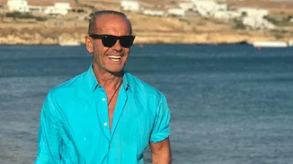 Η Πέτρος Κωστόπουλος κάνει ηλιοθεραπεία σε εντυπωσιακή πισίνα