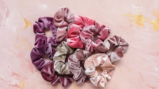 Ένας ευφάνταστος τρόπος για να φορέσεις τα scrunchies σου