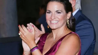 Όλγα Κεφαλογιάννη | Ποζάρει αγκαλιά με τον σύζυγό της, Μίνωα Μάτσα, με φόντο ένα ειδυλλιακό τοπίο