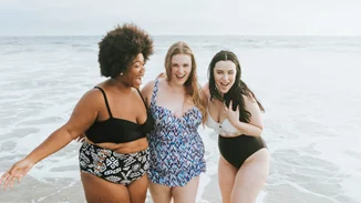 10 plus size ολόσωμα μαγιό που θα σε κάνουν να αγαπήσεις περισσότερο τις καμπύλες σου