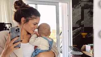 "Λιώνει" για την κόρη της η Μαίρη Συνατσάκη | H Oλίβια Στρατή μέσα στο πιο χαριτωμένο outfit