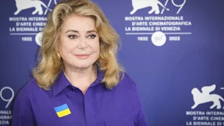 H Catherine Deneuve με τον Θοδωρή Αθερίδη και τον Αντώνη Καφετζόπουλο σε ένα σπάνιο "χολιγουντιανό" κλικ