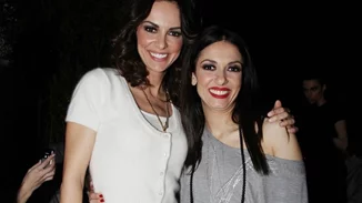 17 χρόνια πριν | Όταν οι αδελφές Μαγγίρα παρουσίαζαν τη Eurovision με εμφάνιση που θύμιζε γαλλικό καμπαρέ