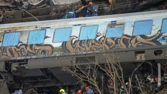 Σύγκρουση τρένων στα Τέμπη | 36 νεκροί - 66 τραυματίες, οι έξι σε ΜΕΘ - Χτενίζουν τα τρία πρώτα βαγόνια [εικόνες]