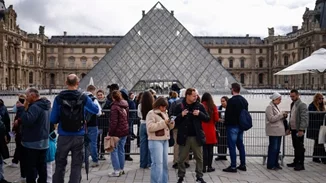 Γαλλία | Πέντε νέοι ύποπτοι συνελήφθησαν για την κλοπή στο Λούβρο, σύμφωνα με γαλλικό ραδιοσταθμό