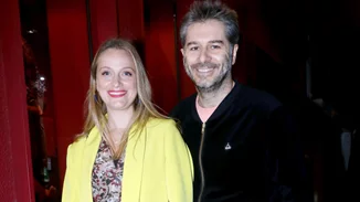 Αλέξανδρος Μπουρδούμης | Απαθανατίζει τη Λένα Δροσάκη και τον Αναστάση με το φλαμίνγκο τους στην πισίνα