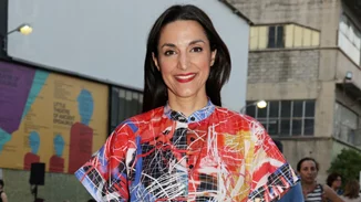 Πώς θα ντυθείς κομψά στις συναυλίες του καλοκαιριού; Η Κατερίνα Ευαγγελάτου προτείνει δύο looks