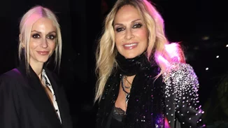 "Πιο καυτή και νεότερη" | Η Σοφία Καρβέλα αγκαλιά με την Άννα Βίσση σε θαλαμηγό