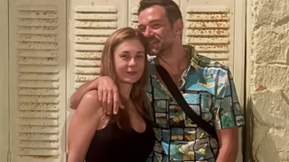 Τάσος Ιορδανίδης | Βουτιές με τα παιδιά του στην πισίνα του ξενοδοχείου που μένει στην Κάρυστο