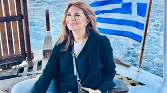 Για ψώνια στον Θεολόγο η Μιμή Ντενίση | Το safari outfit που επέλεξε