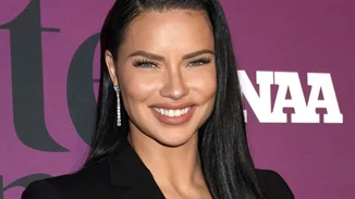 Η εγκυμονούσα Αdriana Lima περπατά στην πασαρέλα δείχνοντας με θάρρος την κοιλιά της