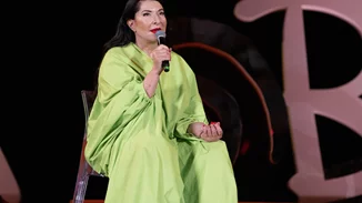 Μαρίνα Αμπράμοβιτς: Συγκλόνισε το Φεστιβάλ Glastonbury -με τα 7' σιγής- φορώντας ένα ένδυμα στο σχήμα της Ειρήνης