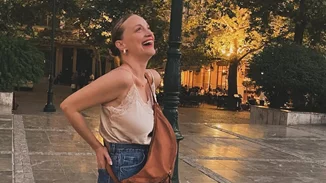 Η Λένα Δροσάκη φωτογραφίζει τον γιο της, Αναστάση στην πισίνα του πολυτελούς ξενοδοχείου που απολαμβάνουν τις διακοπές τους