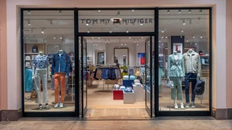 To ανανεωμένο Tommy Hilfiger outlet store μόλις άνοιξε τις πόρτες του στο McArthurGlen