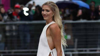 Τα easy to copy ανοιξιάτικα looks που δημιουργούν οι chic fashionistas με denim παντελόνι