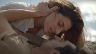 Η Lacta μάς δείχνει τι ΔΕΝ σημαίνει πραγματική αγάπη - Το συγκλονιστικό βίντεο για τις γυναικοκτονίες