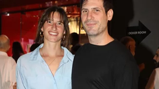 Βίβιαν Δράκου | Η σύζυγος του Θανάση Πατριαρχέα με total leather look σε θεατρική πρεμιέρα