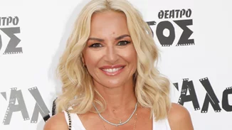 Η Μαρία Μπεκατώρου ποζάρει με φλοράλ μαγιό | Οι καλοσχηματισμένοι κοιλιακοί της