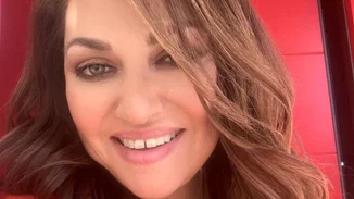 Η Καίτη Γαρμπή έγινε πασχαλινή λαμπάδα εμπνευσμένη από τη συμμετοχή της στη Eurovision