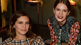 Ο κοσμικός γάμος που φέρνει πλήθος από A-listers στη Σπετσοπούλα φέτος το καλοκαίρι