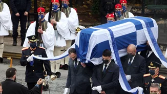 Κάρολος Παπούλιας | Με τιμές Αρχηγού Κράτους η κηδεία του πρώην προέδρου της Δημοκρατίας (εικόνες)