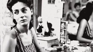 69 χρόνια πριν | Η Έλλη Λαμπέτη με μελαγχολικό βλέμμα ποζάρει στο λιμάνι της Υδρας