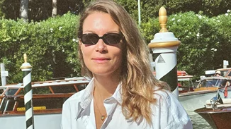 Σαν star του cimena | Η Βίκυ Καγιά περπάτησε στο κόκκινο χαλί του Φεστιβάλ Βενετίας με glam μαύρη ολόσωμη φόρμα