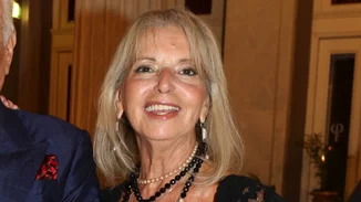 Μαριάννα Παγώνη | Η σχεδιάστρια που εμπνεύστηκε τη γραβάτα του βασιλιά Κάρολου με την ελληνική σημαία