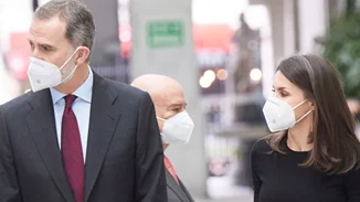 Η ultra chic εμφάνιση της βασίλισσας Letizia με πλισέ φούστα