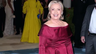 Met Gala 2022 | Το φόρεμα της Hillary Clinton με τα ονόματα γυναικών τις αμερικανικής ιστορίας