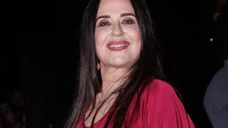 Μαρία Τζομπανάκη | Η εντυπωσιακή εμφάνισή της σε εκδήλωση στους Αμπελόκηπους- Το κόκκινο μάξι φόρεμά της