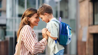 4 συνήθειες των γονιών που μεγαλώνουν παιδιά με αυτοπεποίθηση