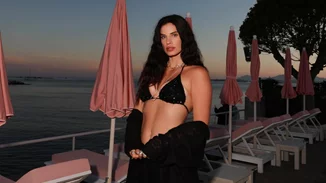 Η Χριστίνα Μπόμπα φόρεσε ένα μαύρο μπικίνι διακοσμημένο με κρύσταλλα | Είναι ιδανικό για τα beach parties του καλοκαιριού